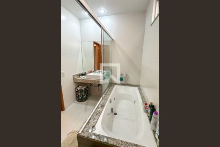 Apartamento à venda com 180m², 3 quartos e 1 vagaBanheiro de suíte 01