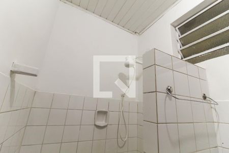 Banheiro de kitnet/studio para alugar com 1 quarto, 25m² em Vila Bertioga, Guarujá