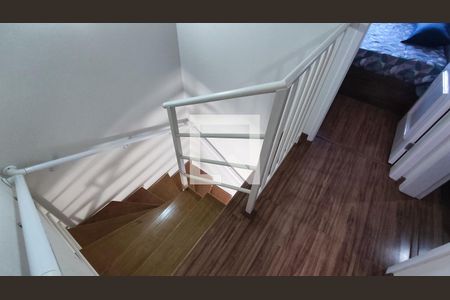 Casa de condomínio à venda com 83m², 3 quartos e 2 vagas Casa de condomínio à venda com 83m², 3 quartos e 2 vagasEscada