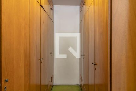 Casa à venda com 330m², 3 quartos e 4 vagas Casa à venda com 330m², 3 quartos e 4 vagasCloset Quarto