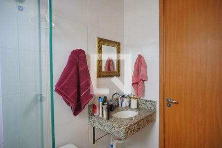 Banheiro de apartamento à venda com 2 quartos, 48m² em Costa E Silva, Porto Alegre
