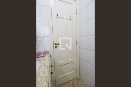 Casa de condomínio à venda com 400m², 5 quartos e 4 vagasBanheiro de serviço