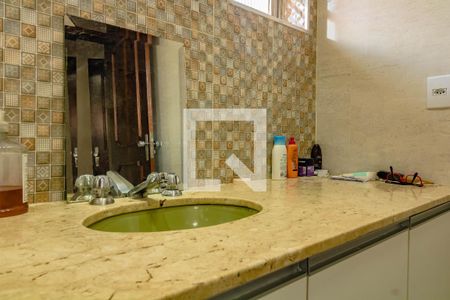 Casa à venda com 172m², 3 quartos e 2 vagasBanheiro 2