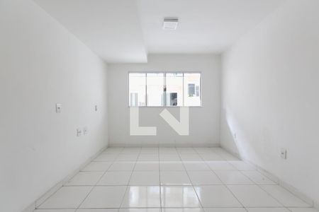 Sala de casa de condomínio à venda com 2 quartos, 104m² em Vila Carmosina, São Paulo