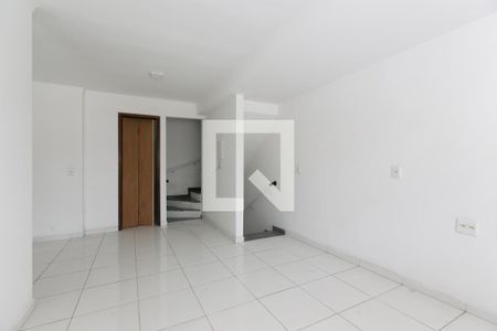 Sala de casa de condomínio à venda com 2 quartos, 104m² em Vila Carmosina, São Paulo