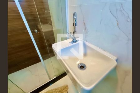 Studio banheiro social de kitnet/studio para alugar com 1 quarto, 28m² em Copacabana, Rio de Janeiro