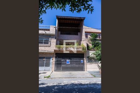 Casa à venda com 225m², 4 quartos e 4 vagas Casa à venda com 225m², 4 quartos e 4 vagasFachada