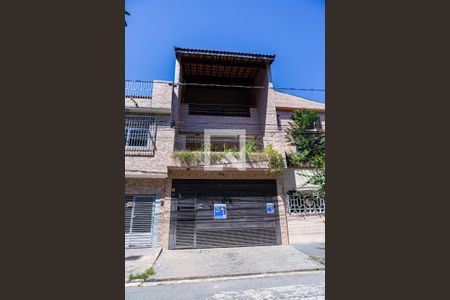 Casa à venda com 225m², 4 quartos e 4 vagas Casa à venda com 225m², 4 quartos e 4 vagasFachada