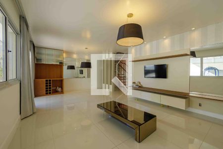 Sala de casa de condomínio para alugar com 4 quartos, 229m² em Recreio dos Bandeirantes, Rio de Janeiro