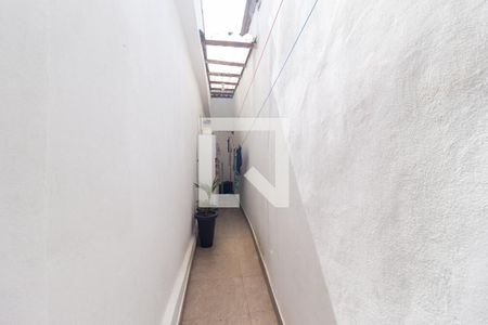 Casa à venda com 180m², 2 quartos e 2 vagasCorredor externo