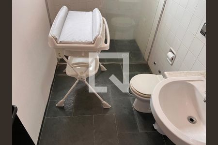 Casa à venda com 460m², 4 quartos e 4 vagasBanheiro 02