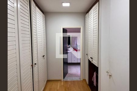 Casa à venda com 460m², 4 quartos e 4 vagasCloset