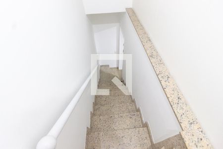 Casa de condomínio à venda com 289m², 3 quartos e 4 vagas Casa de condomínio à venda com 289m², 3 quartos e 4 vagasEscada