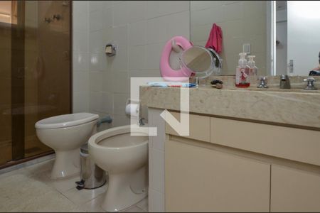 Casa à venda com 500m², 7 quartos e 6 vagasBanheiro da Suíte 2