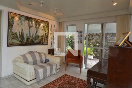 sala de estar de casa à venda com 7 quartos, 500m² em Recreio dos Bandeirantes, Rio de Janeiro
