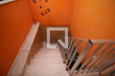 Hall e escada de acesso  de casa à venda com 1 quarto, 54m² em Bonsucesso, Rio de Janeiro