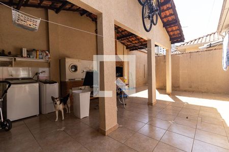 Casa à venda com 300m², 3 quartos e 3 vagas Casa à venda com 300m², 3 quartos e 3 vagasQuintal da Casa 2