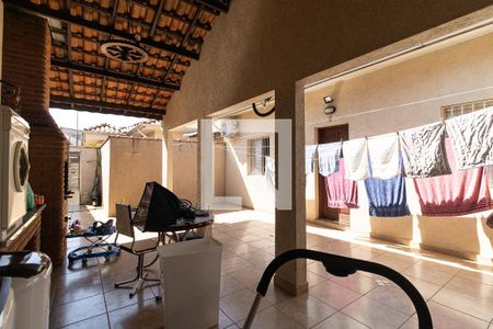 Casa à venda com 300m², 3 quartos e 3 vagas Casa à venda com 300m², 3 quartos e 3 vagasQuintal da Casa 2