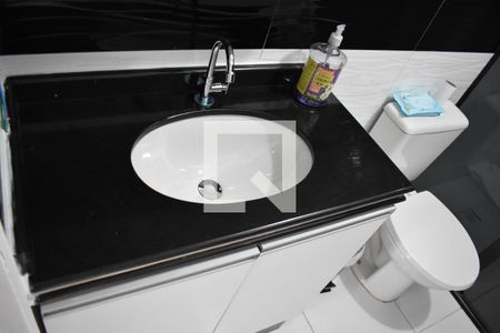 Banheiro de apartamento para alugar com 2 quartos, 44m² em Pinheirinho, Curitiba