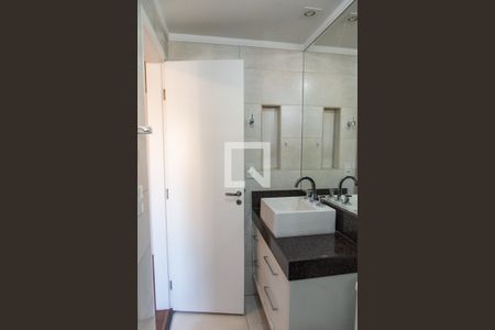 Apartamento à venda com 97m², 2 quartos e 2 vagas Apartamento à venda com 97m², 2 quartos e 2 vagasBanheiro da suíte