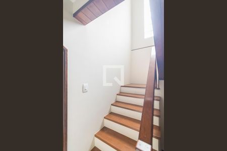 Escada de casa para alugar com 3 quartos, 158m² em Cidade São Jorge, Santo André