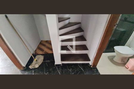 Escadas de casa para alugar com 3 quartos, 120m² em Jardim D’abril, Osasco