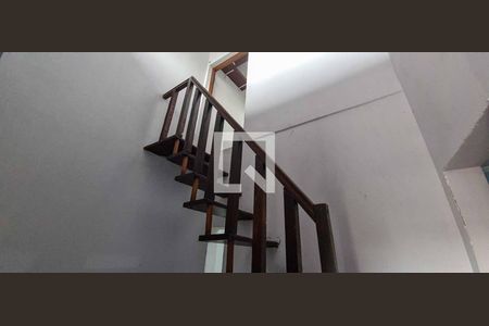 Casa para alugar com 120m², 3 quartos e sem vagaEscada