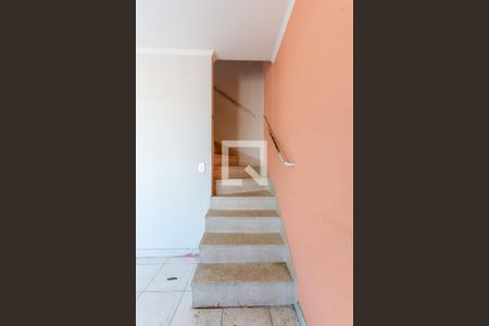 Escada Quartos de casa para alugar com 2 quartos, 120m² em Vila Nivi, São Paulo