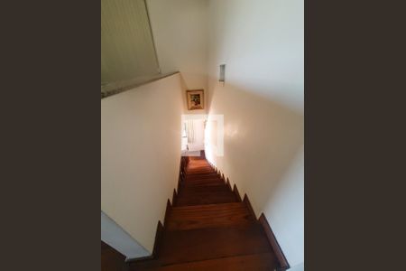 Apartamento à venda com 156m², 4 quartos e 2 vagas Apartamento à venda com 156m², 4 quartos e 2 vagasEscadas