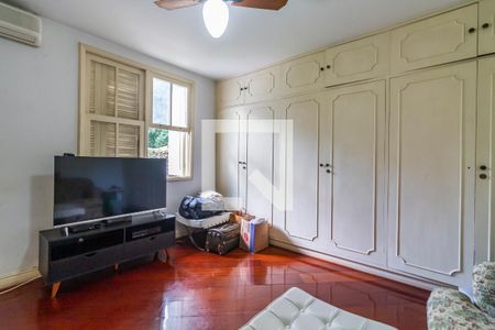 Casa à venda com 568m², 4 quartos e 4 vagasSuíte 2