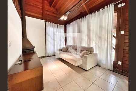 Sala de casa de condomínio para alugar com 5 quartos, 300m² em Retiro do Chalé, Brumadinho