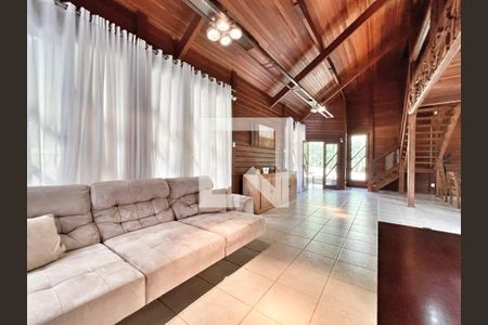 Sala de casa de condomínio para alugar com 5 quartos, 300m² em Retiro do Chalé, Brumadinho