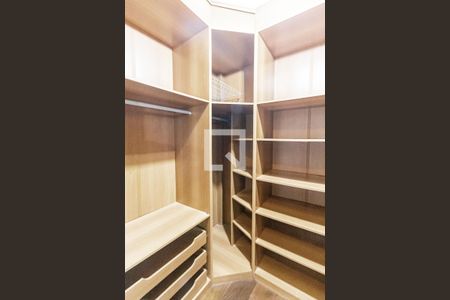 Casa à venda com 249m², 4 quartos e 4 vagasCloset da suíte