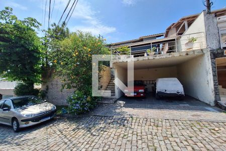 Casa de condomínio à venda com 207m², 5 quartos e 2 vagasFachada 