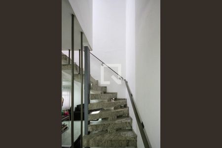 Escada de casa para alugar com 2 quartos, 170m² em Vila Ema, São Paulo