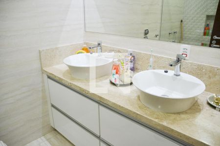 Casa à venda com 194m², 3 quartos e 3 vagas Casa à venda com 194m², 3 quartos e 3 vagasBanheiro