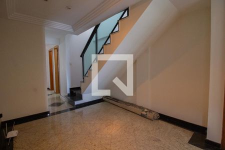 Apartamento para alugar com 460m², 5 quartos e 4 vagas Apartamento para alugar com 460m², 5 quartos e 4 vagasEscada