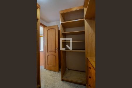 Apartamento para alugar com 460m², 5 quartos e 4 vagas Apartamento para alugar com 460m², 5 quartos e 4 vagasCloset da suíte 4