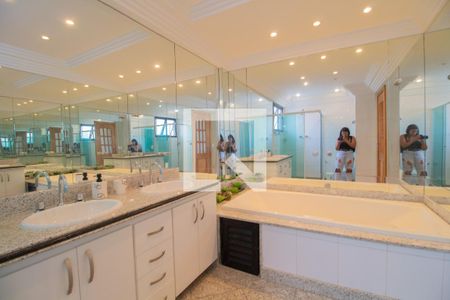 Apartamento para alugar com 460m², 5 quartos e 4 vagas Apartamento para alugar com 460m², 5 quartos e 4 vagasBanheiro da Suíte 4