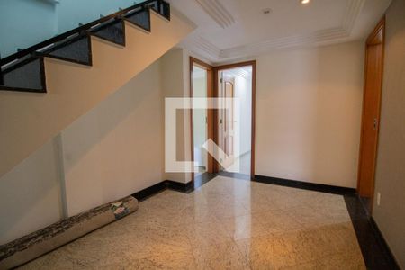 Apartamento para alugar com 460m², 5 quartos e 4 vagas Apartamento para alugar com 460m², 5 quartos e 4 vagasEscada