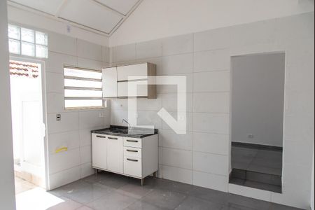 Sala e cozinha de casa para alugar com 1 quarto, 40m² em Vila Firmiano Pinto, São Paulo