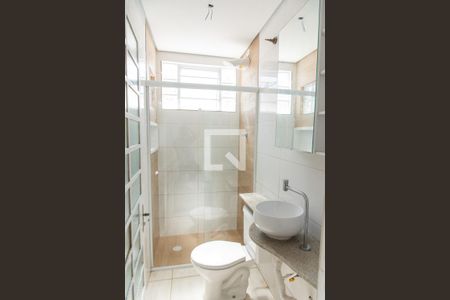 Banheiro de casa para alugar com 1 quarto, 40m² em Vila Firmiano Pinto, São Paulo