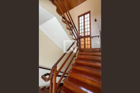 Casa de condomínio à venda com 465m², 4 quartos e 6 vagasEscada