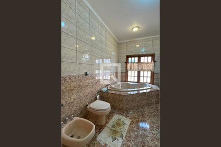 Casa de condomínio à venda com 465m², 4 quartos e 6 vagasBanheiro da Suíte 1