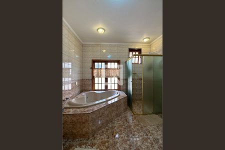 Casa de condomínio à venda com 465m², 4 quartos e 6 vagasBanheiro da Suíte 1