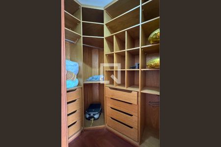 Casa de condomínio à venda com 465m², 4 quartos e 6 vagasCloset da suíte 4