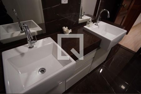 Casa à venda com 288m², 6 quartos e 3 vagasBanheiro do Quarto 5