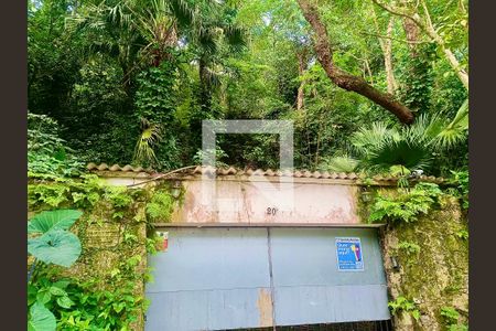 Casa à venda com 1500m², 6 quartos e 8 vagasFachada com cartaz QA