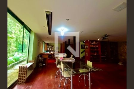 Casa à venda com 1500m², 6 quartos e 8 vagasBiblioteca