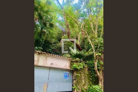 Casa à venda com 1500m², 6 quartos e 8 vagasFachada com cartaz QA